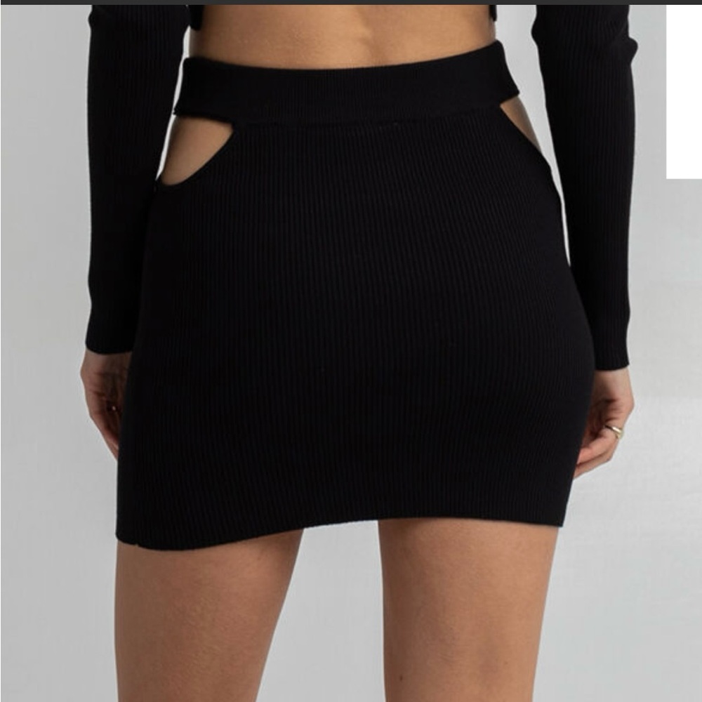 Black Ribbed Knit Skirt - Picture 4 of 5